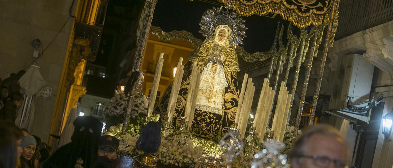 La imagen de la Soledad de Santa María bajo palio durante una procesión