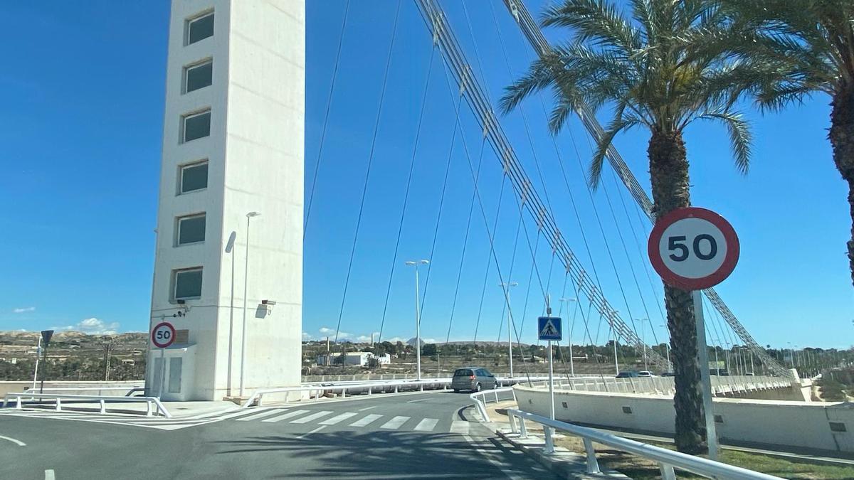 La nueva señalización de 50 kilómetros por hora sobre el Pont del Bimil.lenari