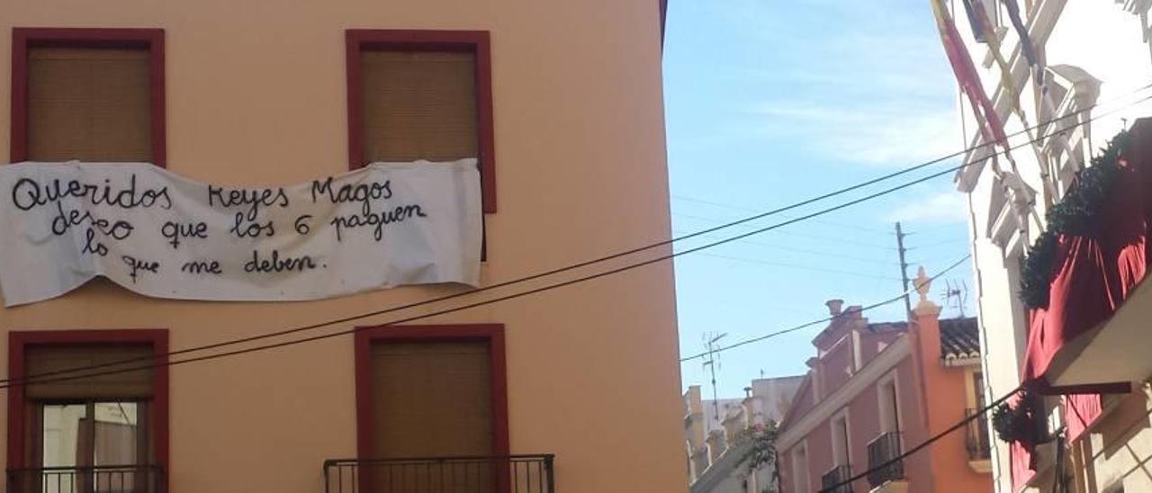 La exalcaldesa de Oliva amarga los Reyes al PP local con una pancarta