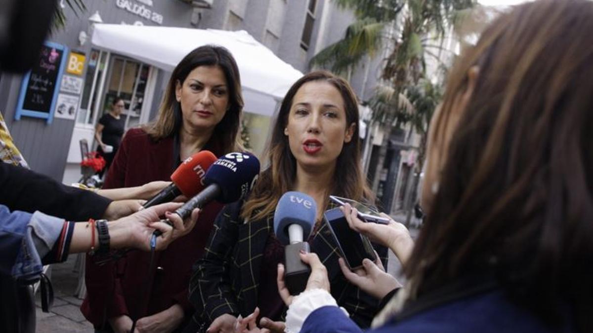 Patricia Hernández y Matilde Zambudio, a la izquierda.