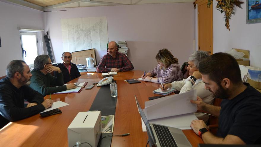 Un momento de la reunión de ayer en el Concello de Bueu.