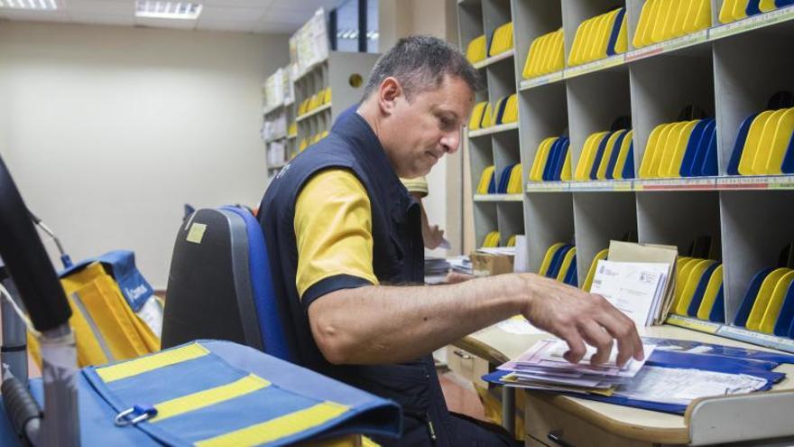 Un trabajador de Correos en una imagen de archivo.