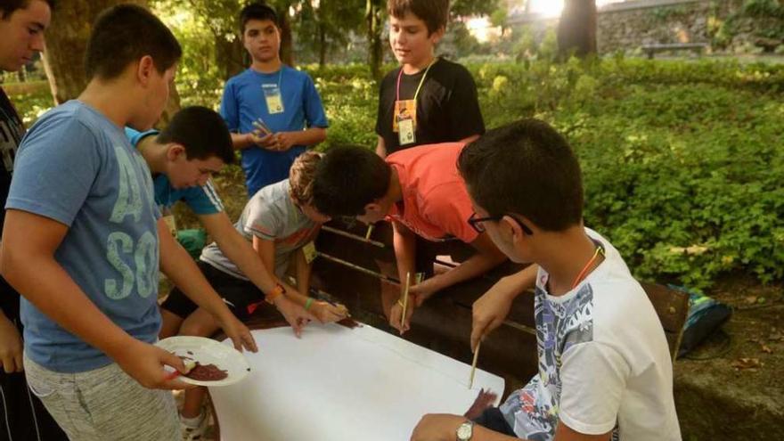 Un grupo de participantes en el campamento durante una de las actividades celebrada ayer. // Noé Parga