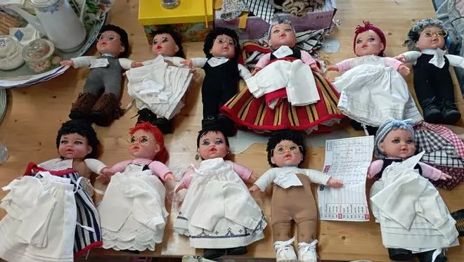 Customizan muñecas con los trajes típicos de las islas Canarias