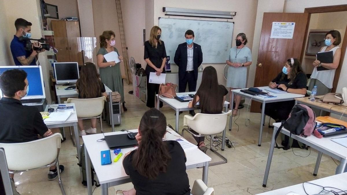 Visita de la directora general del SEF, Marisa López, a un curso celebrado en Albudeite.