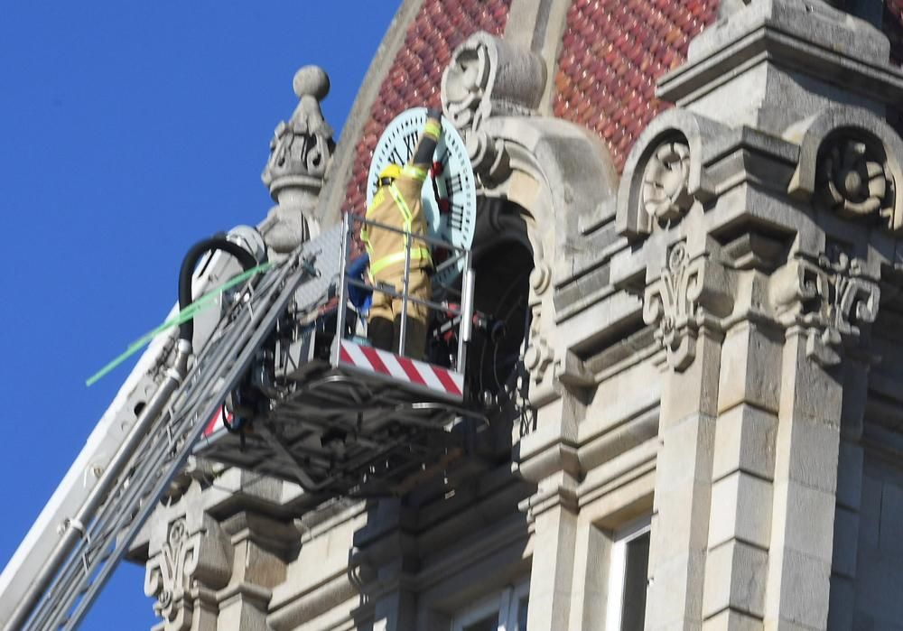 Los técnicos reparan el reloj que llevaba una semana estropeado y sin esfera.