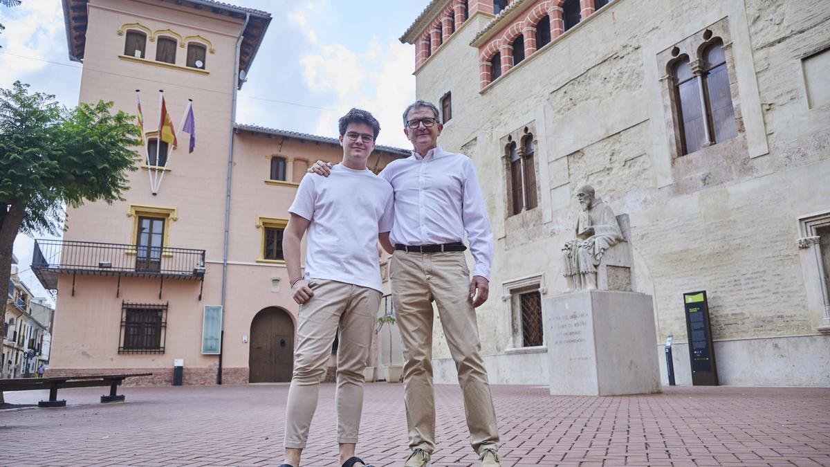 Joan Guanter y Jesús Guanter frente al Ayuntamiento de Alfara del Patriarca