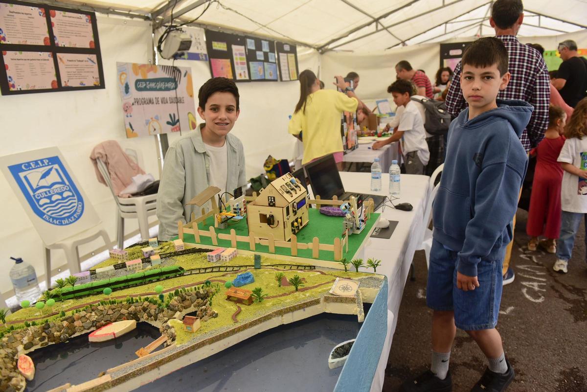 Alumnos de Isaac Díaz Pardo con la maqueta de la ría do Burgo.