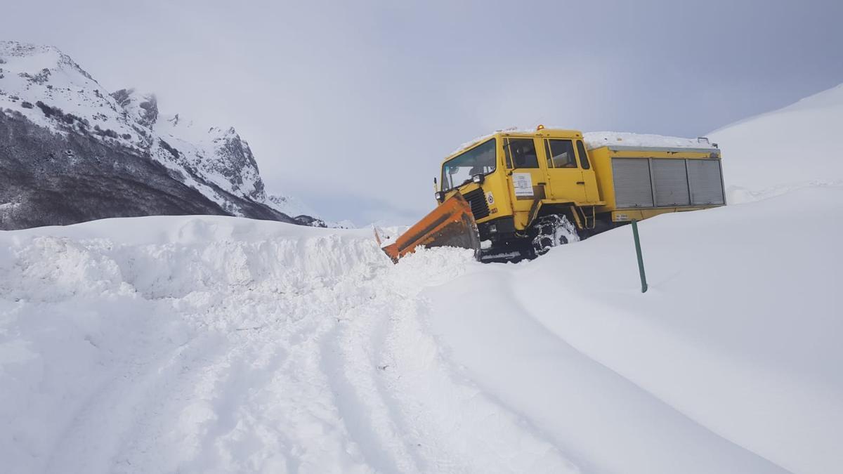 Una quitanieves en Somiedo.