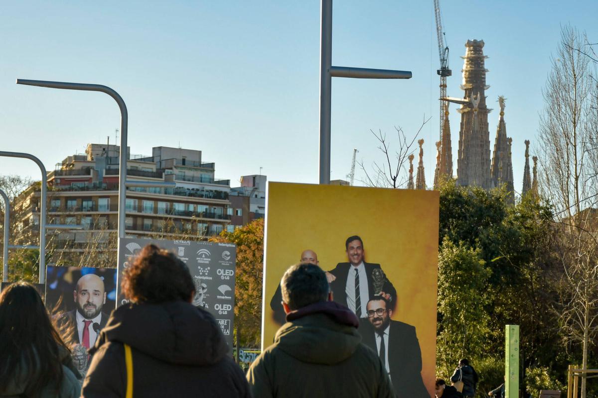 El público barcelonés se detiene ante las fotografías de la Academia para conocer la historia de los catalanes que han ganado un Goya. La muestra fotográfica que estará instalada en Glòries hasta el próximo 1 de marzo. Barcelona, 4 de febrero de 2026.