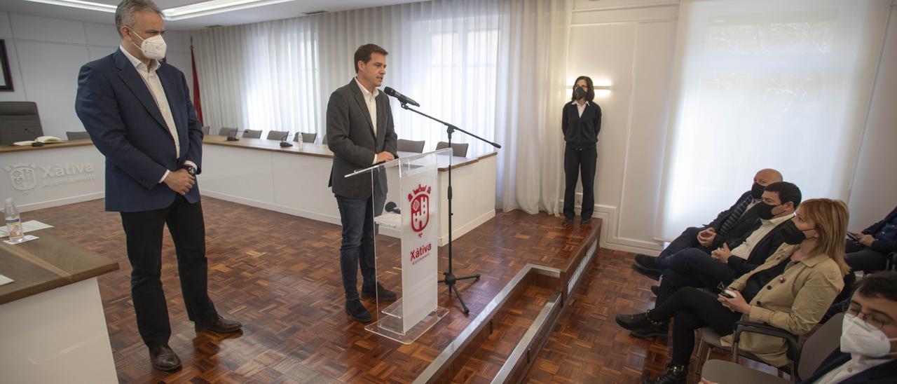 El vicepresidente segundo del Consell, Héctor Illueca, a su llegada al Ayuntamiento de Xàtiva junto al alcalde, Roger Cerdà.