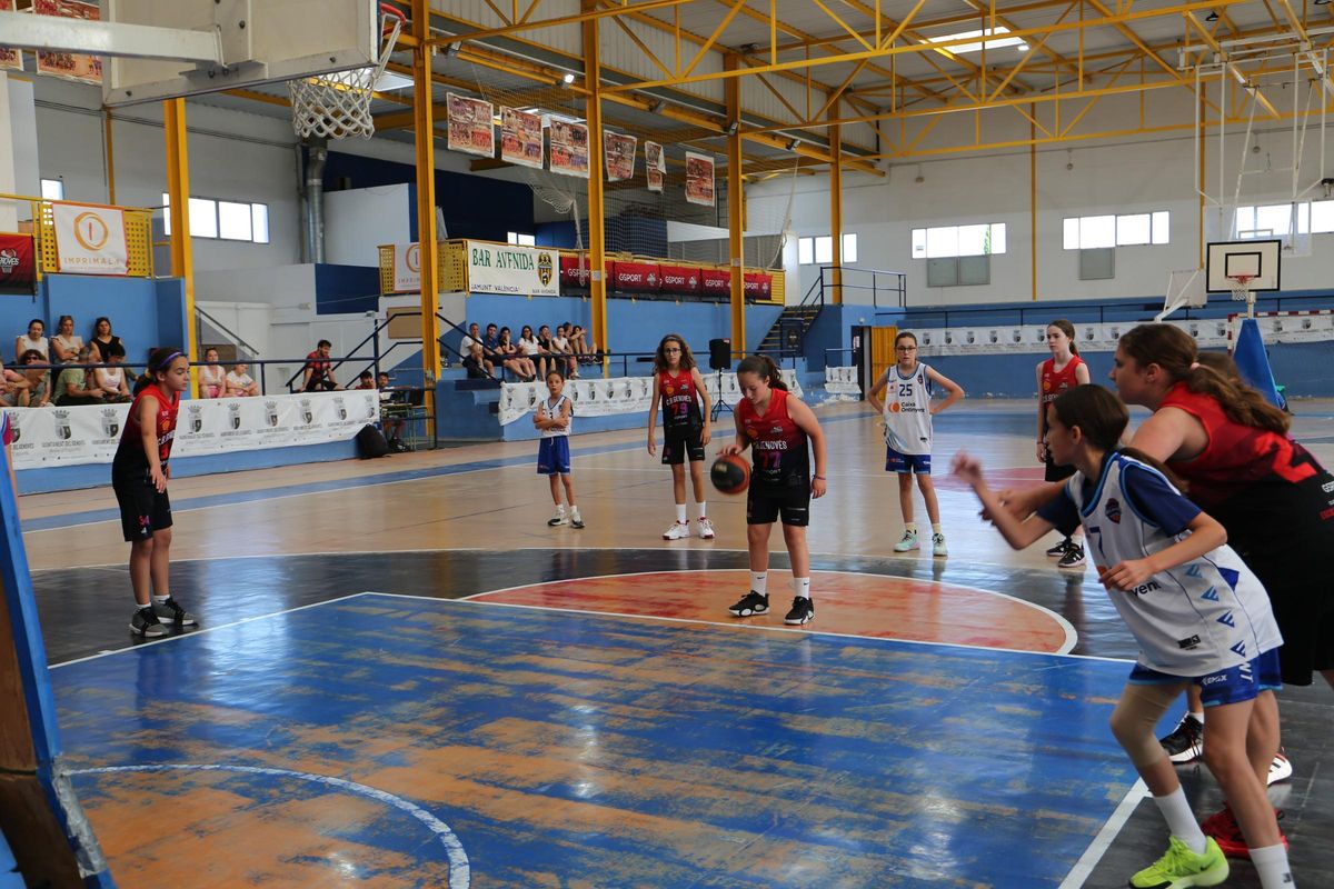 Un partido del triangular femenino del Torneig Nacional Aleví de Minibàsquet del Genovés.