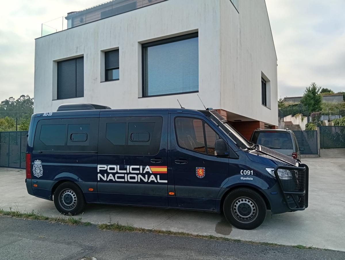 Registro en Ribadumia dentro de un nuevo operativo contra el narcotráfico en Arousa. Registro en Ribadumia dentro de un nuevo operativo contra el narcotráfico en Arousa.