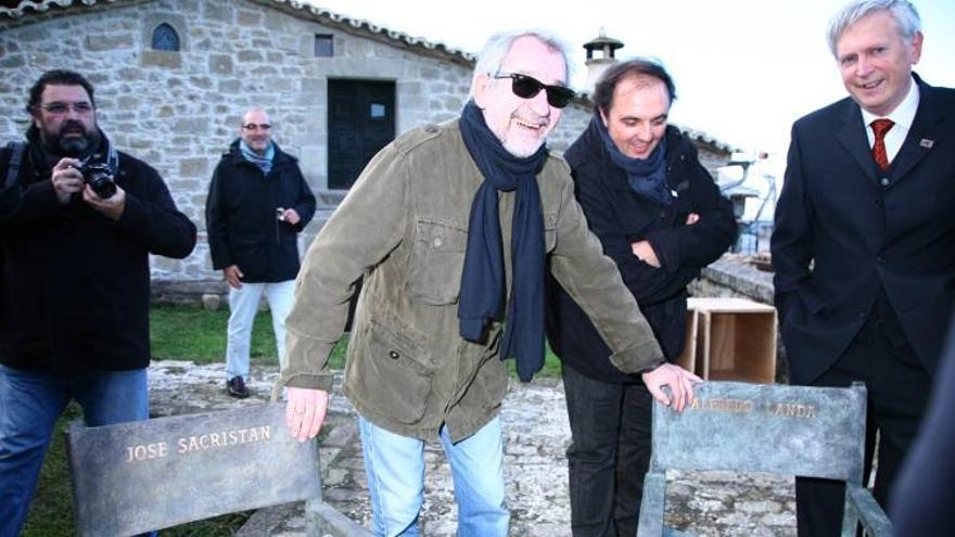 El alcalde de Sos arranca once sillas conmemorativas de 'La vaquilla'