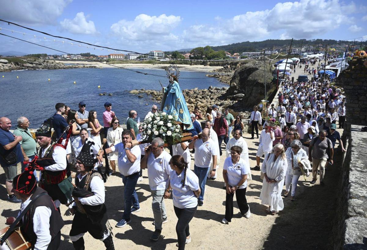 La procesión con Nosa Señora da Lanzada. | RAFA VÁZQUEZ