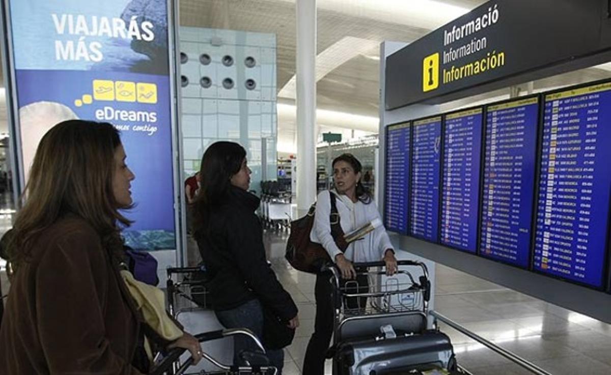 Viajeros en el aeropuerto de El Prat.