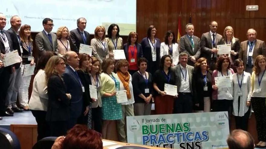 Alfonso Alonso, Isabel Graña y Juan Sánchez Castro (quinto, sexta y séptimo en la fila superior), ayer, recibiendo ela distinción en Madrid.