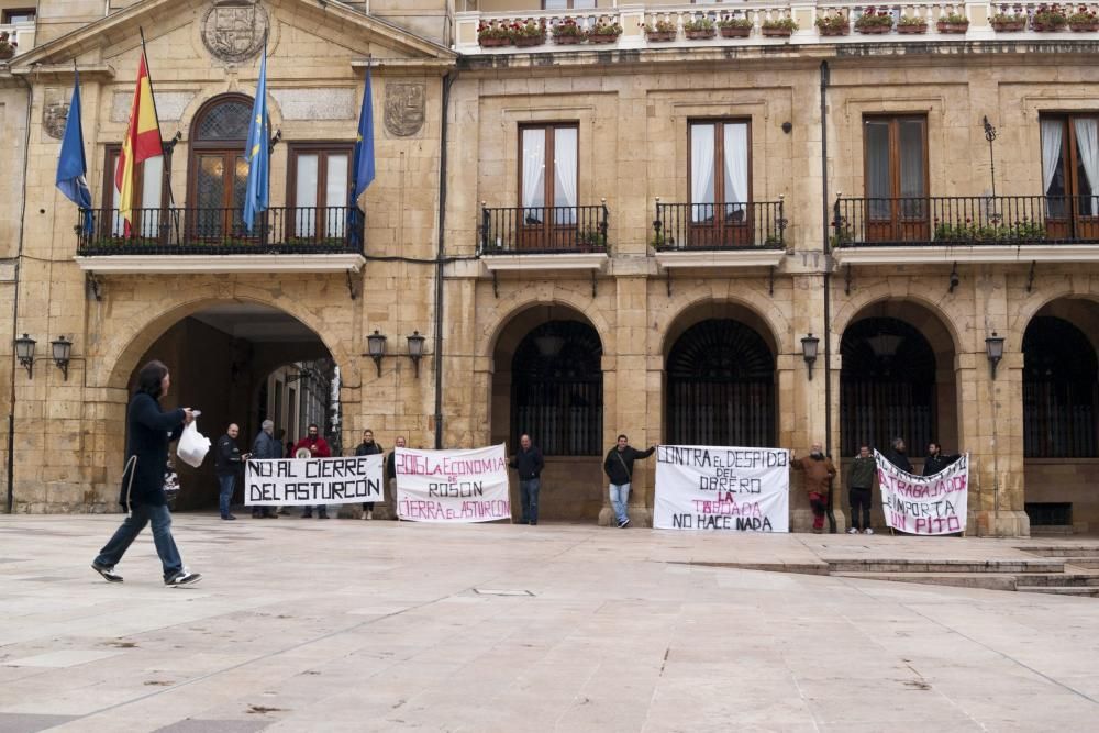 Manifestación de los trabajadores de El Asturcón contra en tripartito