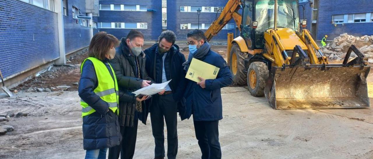 Alfredo Canteli (segundo por la izquierda), junto a Nacho Cuesta y Gerardo Antuña visitando el inicio de las obras en Ventanielles | LNE