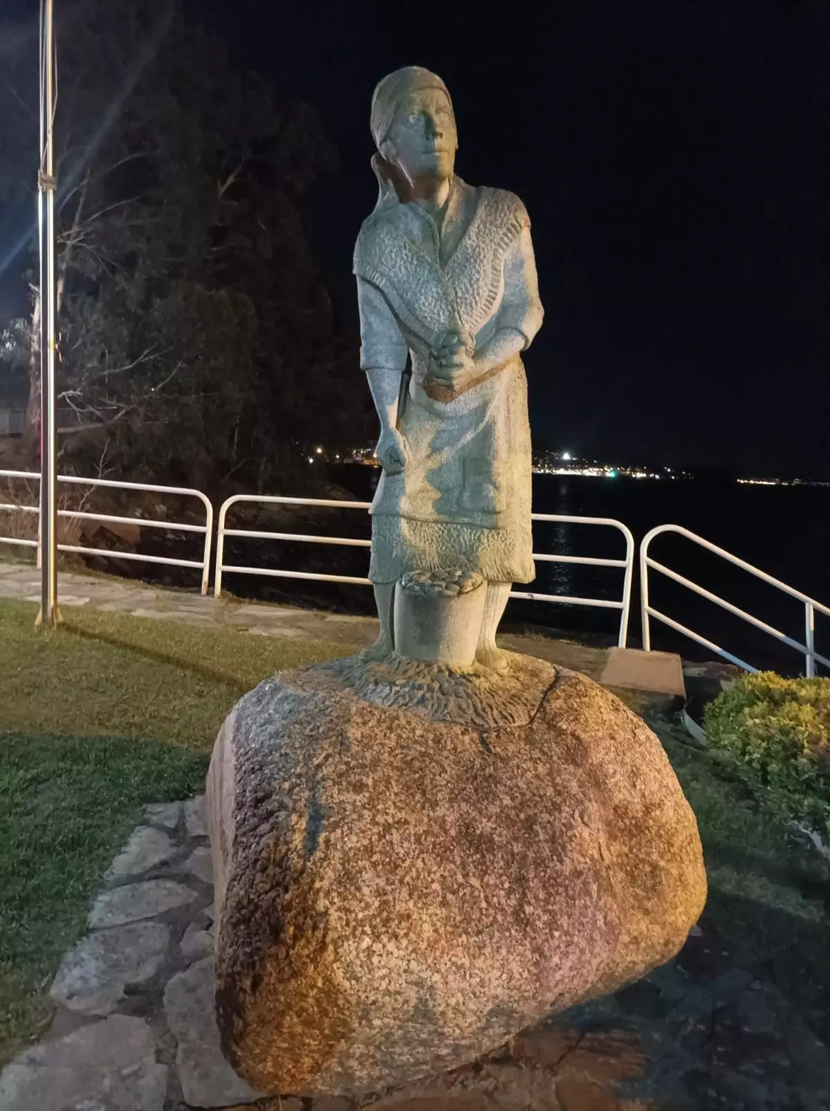 El BNG de Poio pide que se repare la escultura de la mariscadora de Campelo