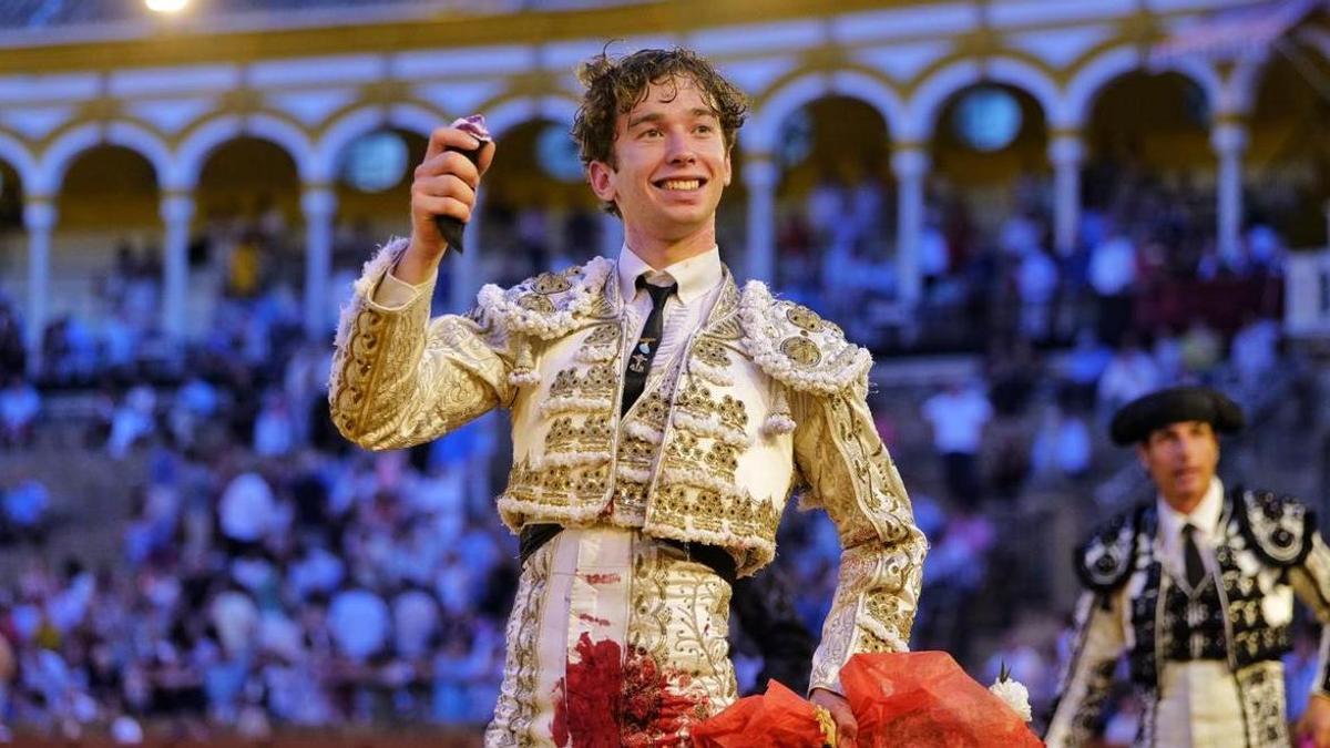 Israel Guirao pasea una de las orejas que cortó en Sevilla