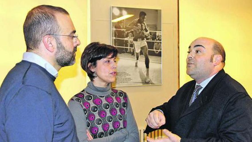 Marzio Conti, a la izquierda, y María Riera, durante su entrevista con el alcalde, Agustín Iglesias Caunedo.