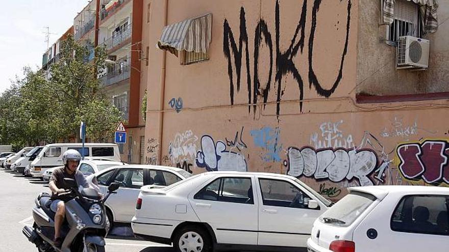 Pintadas en una fachada de la calle Deportista César Porcel de Alicante, donde se observa la firma de &quot;Moko&quot;