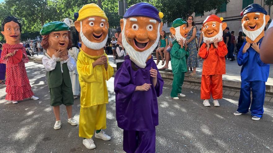 Manacor se vuelve a vestir de colores y ritmos primaverales con el desfile de carrozas y comparsas