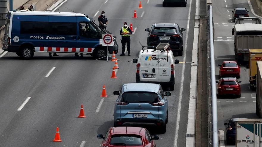 Control policial dels Mossos per evitar viatges no permesos.