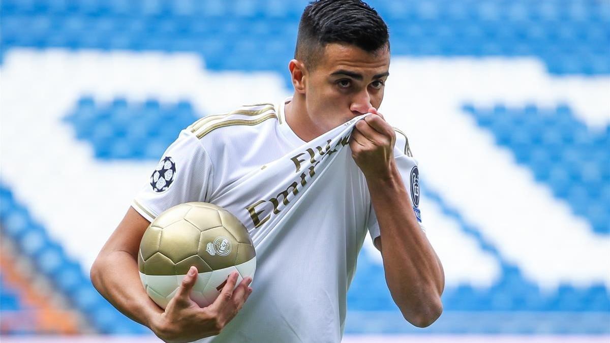 Reinier besa la camiseta del Madrid en su presentación en el estadio Bernabéu.