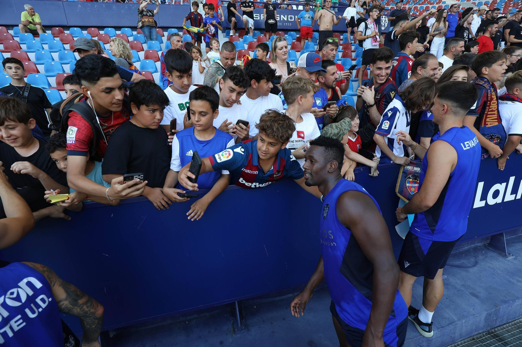 Ambiente de Primera en el entrenamiento a puertas abiertas