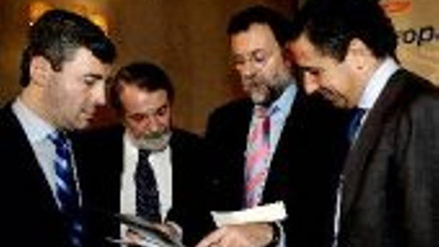 Rajoy llama &quot;miedica&quot; al PSOE por su proyecto del Estatuto