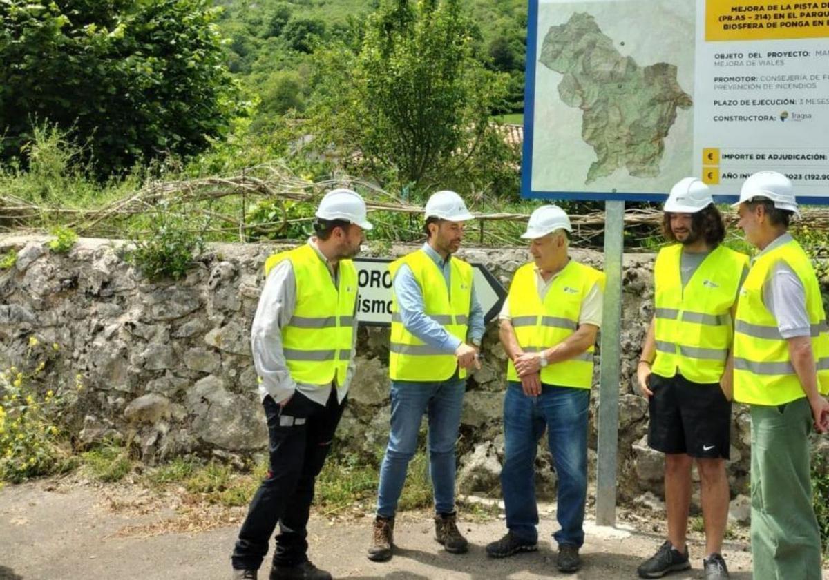David Villar –segundo por la izquierda–, ayer, durante su visita a las obras del acceso a Vallemoru (Ponga). |  J. Q.