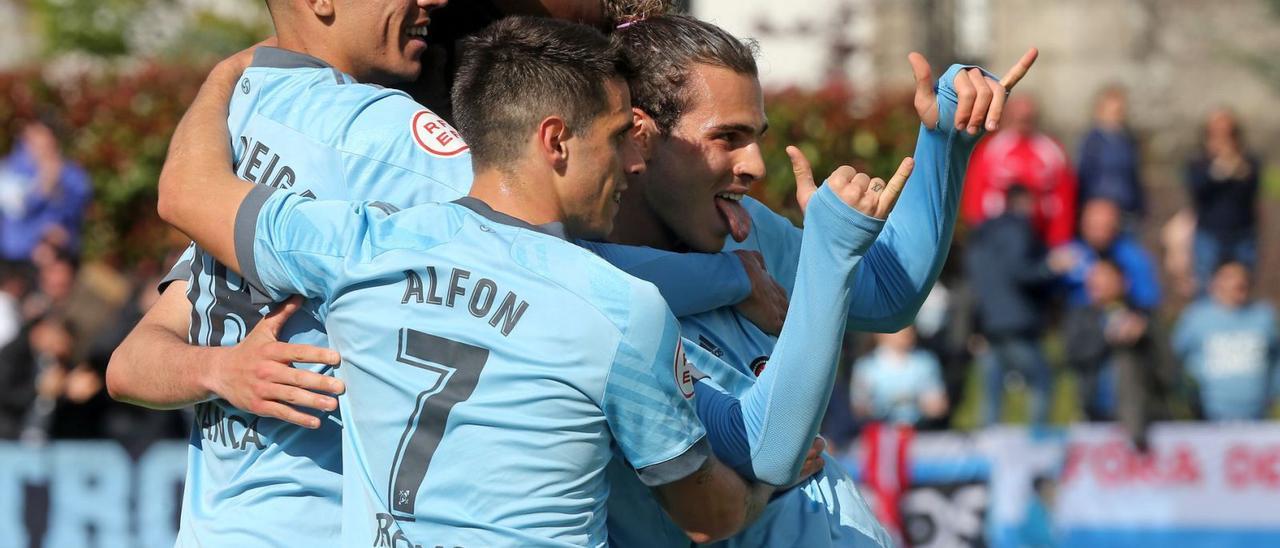 Miguel Rodríguez (derecha), Alfon y Gabri Veiga (izquierda) celebran un gol del delantero redondelano al Calahorra en Barreiro. // MARTA G. BREA