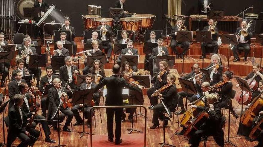 La OSPA, ayer, en el escenario de la Casa de Cultura.