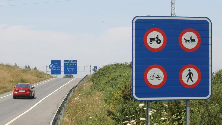 Interceptado un ciclista que circuló por la autopista AP-9 y la autovía A-55 rumbo a Portugal