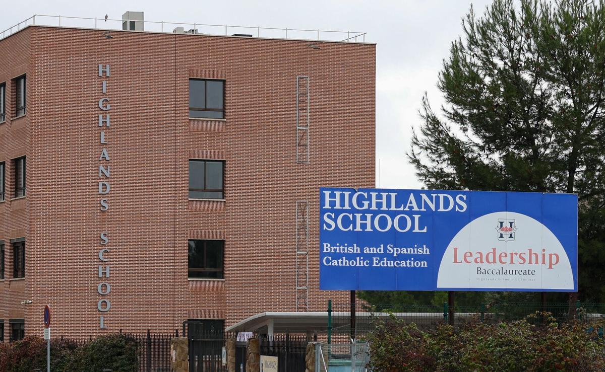 11/03/2025 Las vÃctimas del excapellán del Highland y sus padres comienzan este lunes a testificar ante el juez . El colegio Highlands El Encinar ha puesto a disposición de la PolicÃa una nueva denuncia de una alumna de Primaria del centro que asegura haber sido vÃctima de agresión sexual por parte excapellán del centro escolar Marcelino de Andrés N, la octava contra él, que fue detenido en marzo y en plena investigación por presuntas agresiones sexuales. SOCIEDAD Marta Fernández - Europa Press