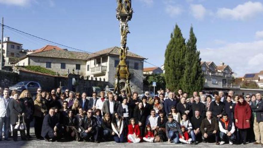 Más de un centenar de miembros de la familia Pardavila se juntaron el pasado domingo en el entorno de la iglesia de O Hío.  // Carmen Giménez