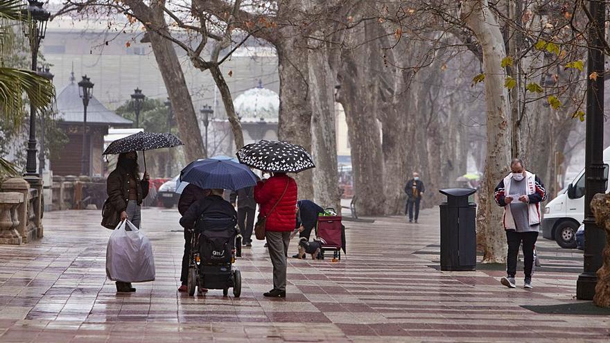 Algunos vecinos pasean por una avenida Selgas casi vacía, en una fotografía de ayer en Xàtiva | PERALES IBORRA