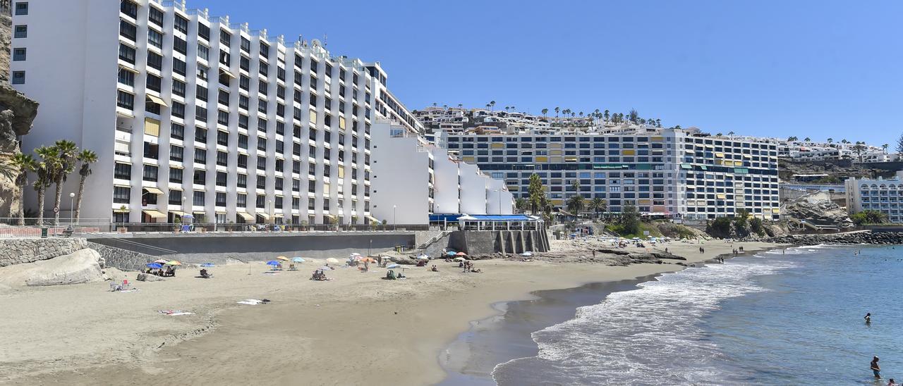 Apartamentos Don Paco, a la izquierda, y el complejo Donaña, a la derecha, en Patalavaca.