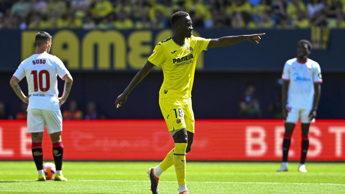 Gueye celebra uno de los goles del Villarreal