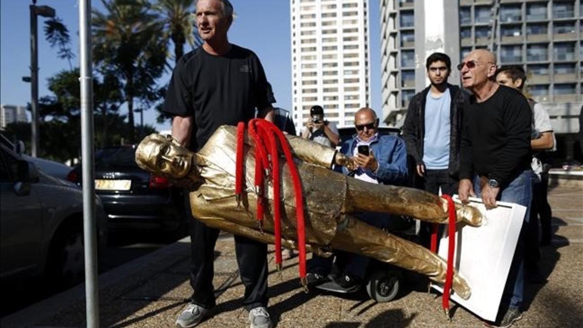 Estatua del primer ministro israelí Benjamin Netanyahu derribada en Tel Aviv.