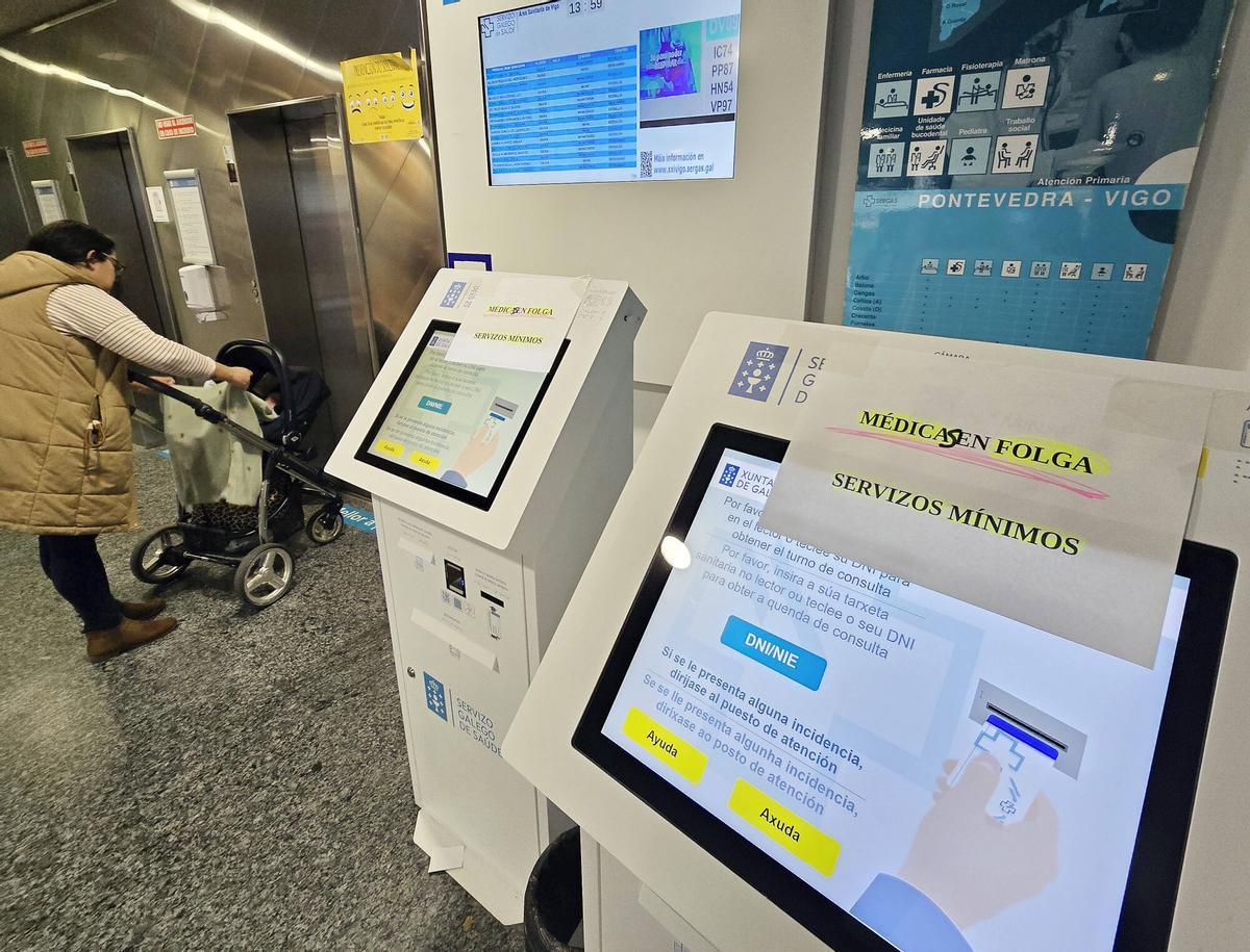 Carteles informativos sobre servicios mínimos en máquinas de citas del centro de salud Rosalía de Castro-Beiramar, durante la huelga .