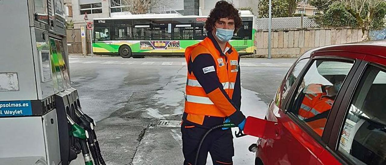 Un empleado de una estación de servicio.