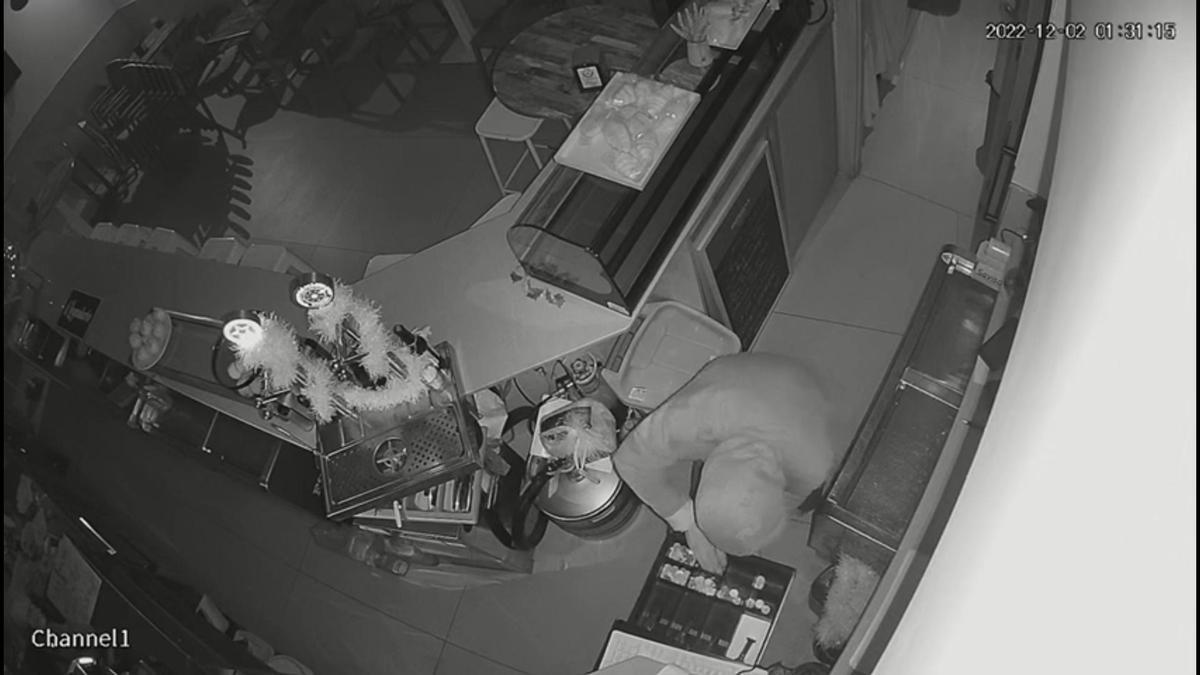 Las cámaras de seguridad del establecimiento captaban a uno de los presuntos ladrones cuando intentaba sacar el dinero que había en la caja registradora.