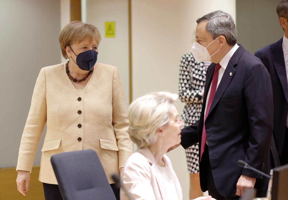 La canciller alemana Angela Merkel y el primer ministro italiano Mario Draghi conversan durante la reunión de los líderes de la Unión Europea en Bruselas, Bélgica, el 25 de junio de 2021.