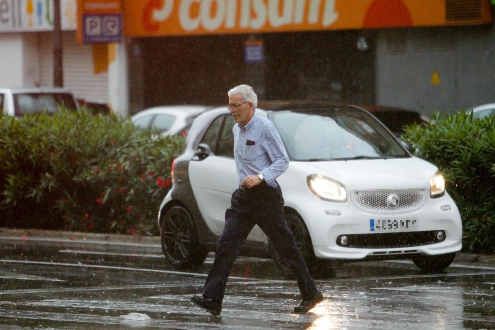 Algunas de las estampas que la tormenta dejó ayer en la ciudad de València.