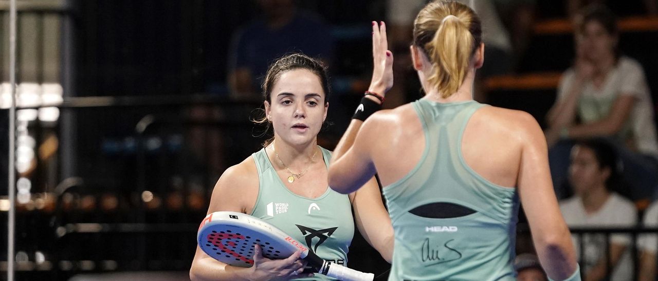 Paula y Ari, durante la semifinal ante Tamara Icardo y Lucía Sainz.