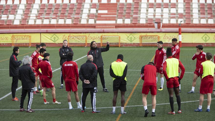 El CD Acero del Port de Sagunt entrena en el estadio Fornás antes del encuentro frente al Torrent