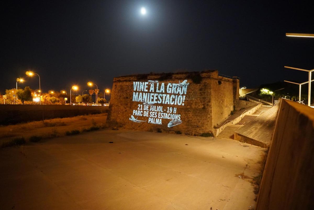 Cuando cayó la noche, distintos edificios aparecieron con mensajes animando a ir a la manifestación de mañana.